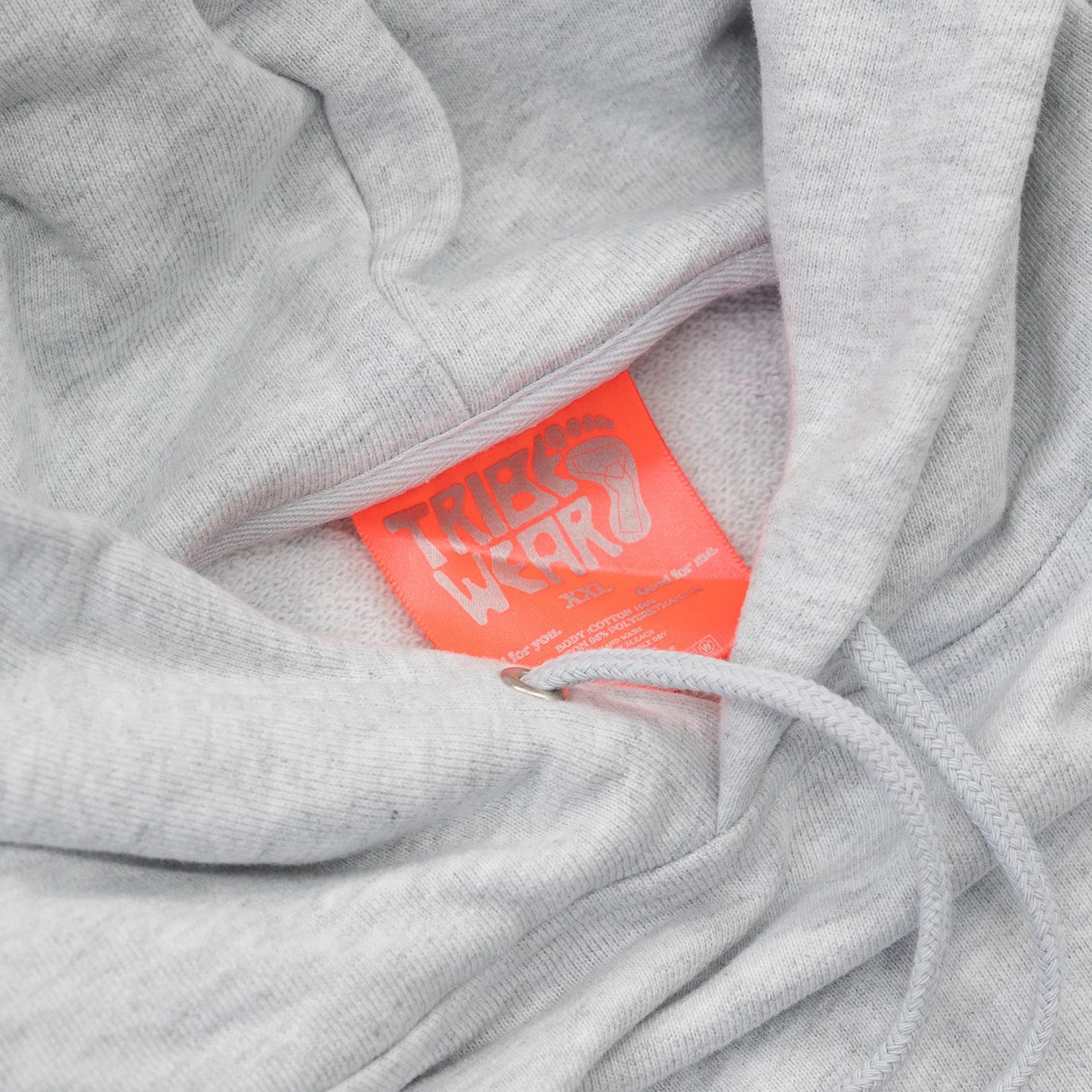 TRIBE WEAR(トライブウェア)の肉厚なフーディー｜パーカー「BASIC HOODIE」のGREYカラーの襟元の写真