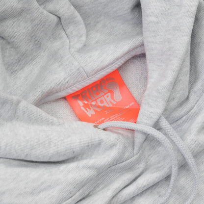 TRIBE WEAR(トライブウェア)の肉厚なフーディー｜パーカー「BASIC HOODIE」のGREYカラーの襟元の写真