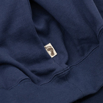 TRIBE WEAR(トライブウェア)の肉厚なフーディー｜パーカー「BASIC HOODIE」のNAVYカラーの左脇下のブランドタグ写真