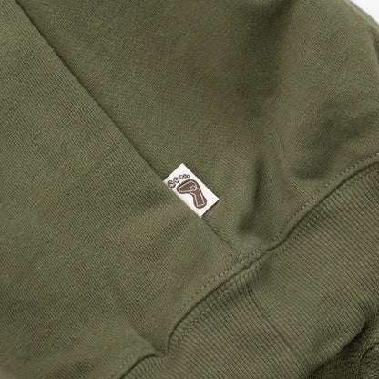 TRIBE WEAR(トライブウェア)の肉厚なフーディー｜パーカー「BASIC HOODIE」のOLIVEカラーの左脇下のブランドタグ写真