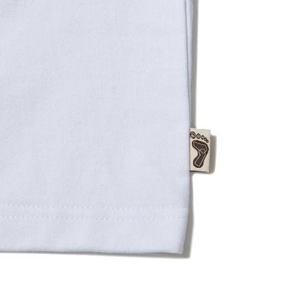 TRIBE WEAR(トライブウェア)のヘビーオンスのTシャツ「BASIC TEE」の左側面下部にあるブランドタグの写真