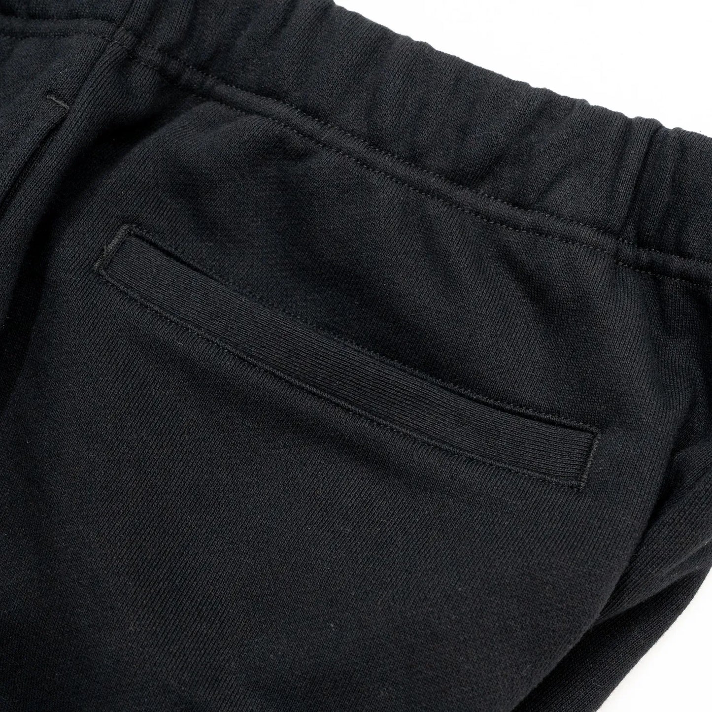 TRIBE WEAR(トライブウェア)のヘビーオンスなパイル生地を使用した「BASIC SWEAT PANTS」のBLACKカラーのバックポケットの写真