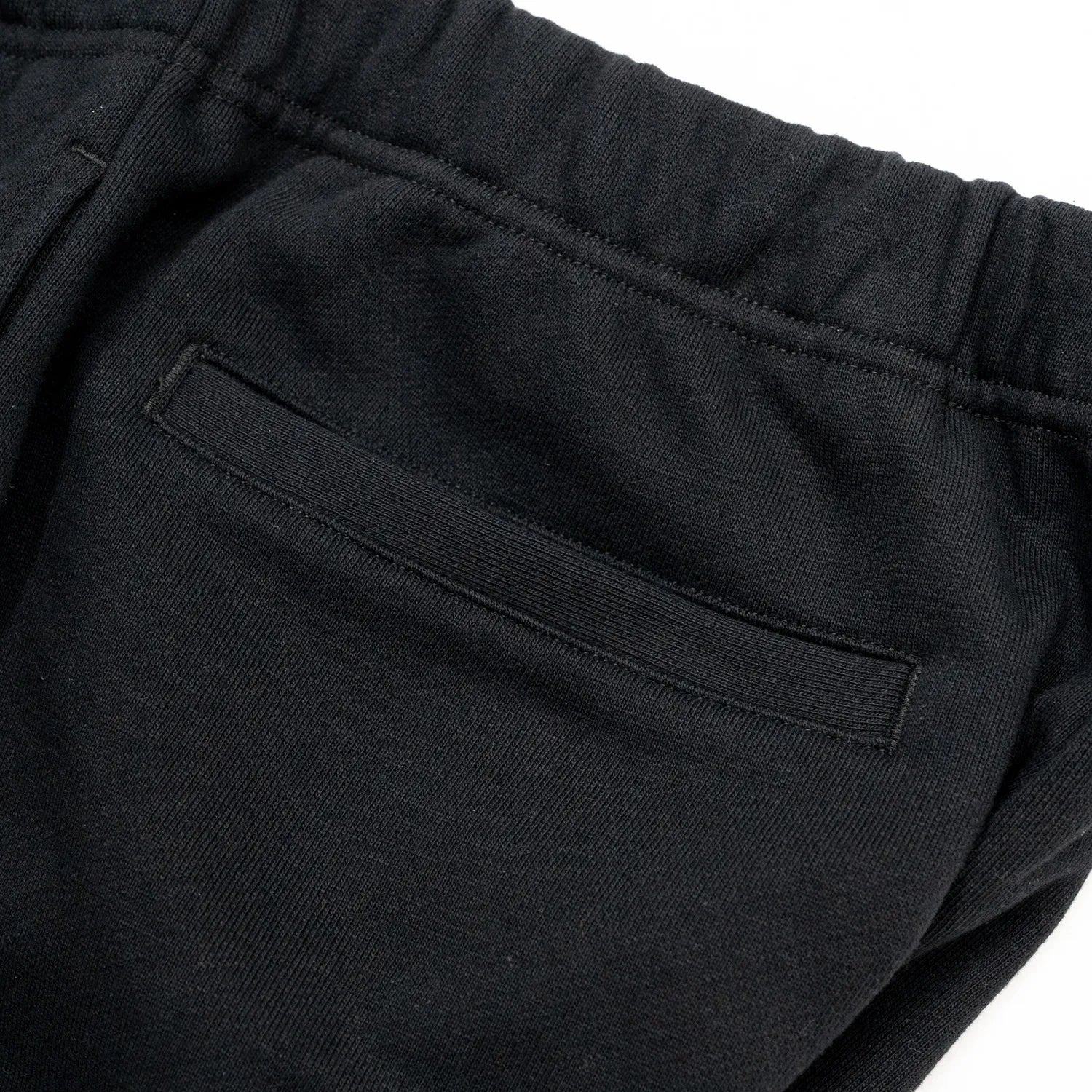 TRIBE WEAR(トライブウェア)のヘビーオンスなパイル生地を使用した「BASIC SWEAT PANTS」のBLACKカラーのバックポケットの写真