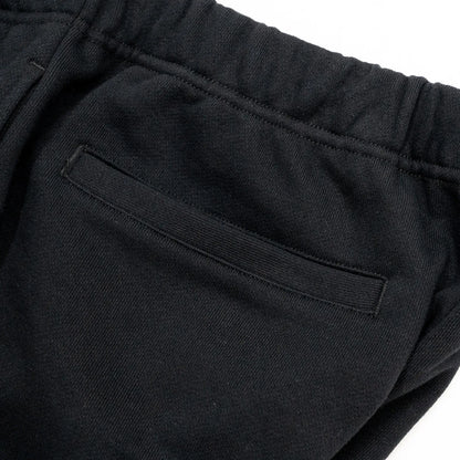 TRIBE WEAR(トライブウェア)のヘビーオンスなパイル生地を使用した「BASIC SWEAT PANTS」のBLACKカラーのバックポケットの写真