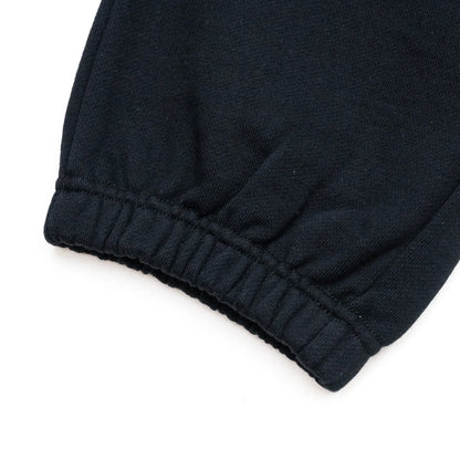 TRIBE WEAR(トライブウェア)のヘビーオンスなパイル生地を使用した「BASIC SWEAT PANTS」のBLACKカラーの裾リブの写真