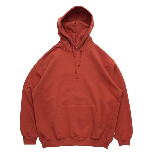 TRIBE WEAR(トライブウェア)の人気パーカー「BASIC HOODIE」の2026年の新色「BRICK RED」の正面からの商品写真