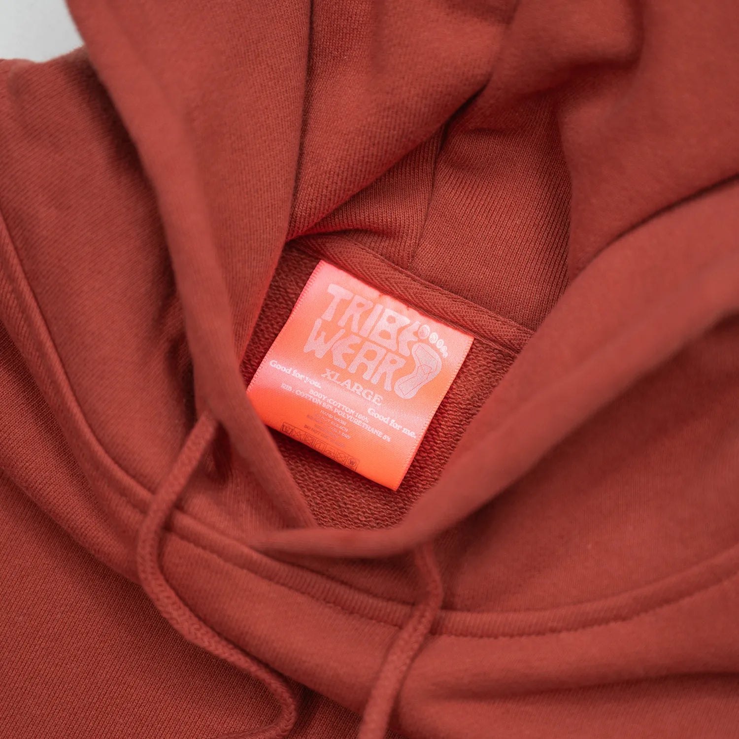 TRIBE WEAR(トライブウェア)の人気パーカー「BASIC HOODIE」の2026年の新色「BRICK RED」の襟元の写真