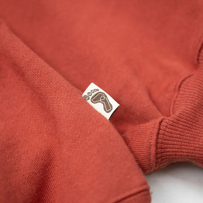 TRIBE WEAR(トライブウェア)の人気パーカー「BASIC HOODIE」の2026年の新色「BRICK RED」のピスネームの写真