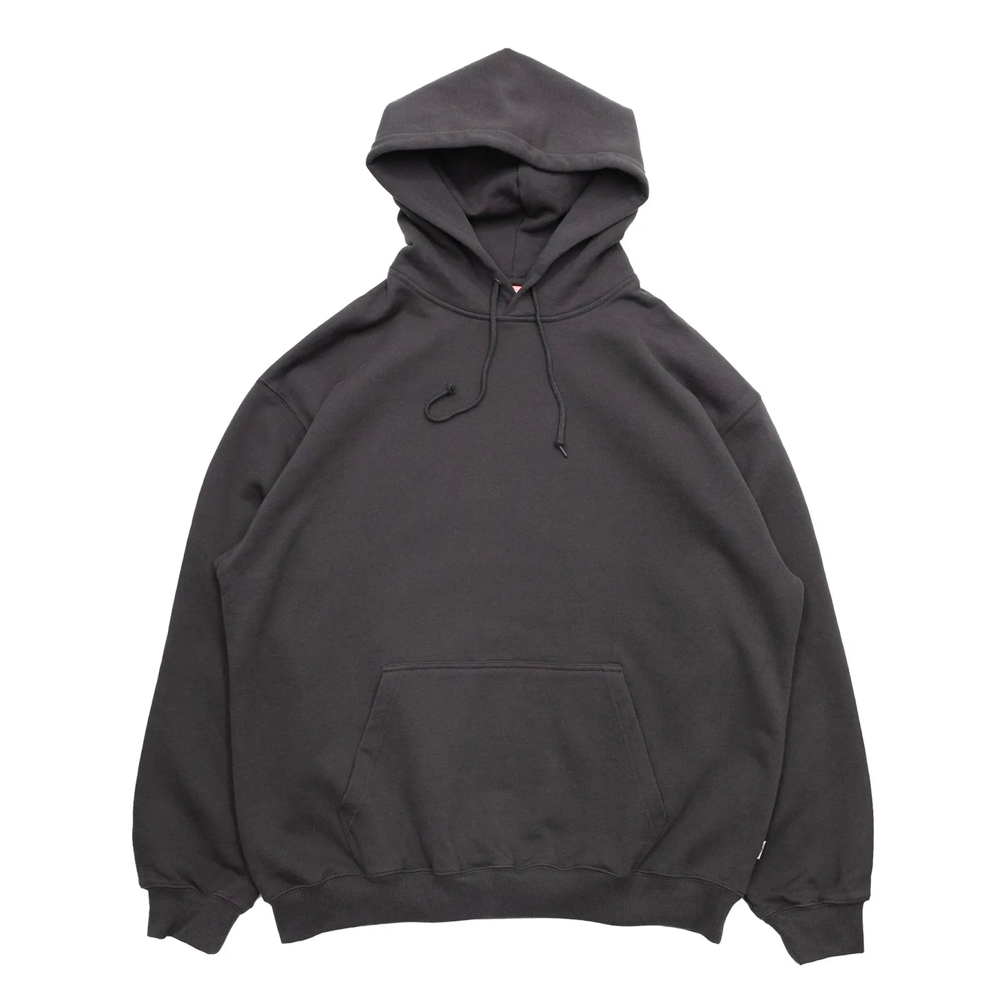 TRIBE WEAR(トライブウェア)の人気パーカー「BASIC HOODIE」の2026年の新色「CHACOAL GREY」の正面からの商品写真