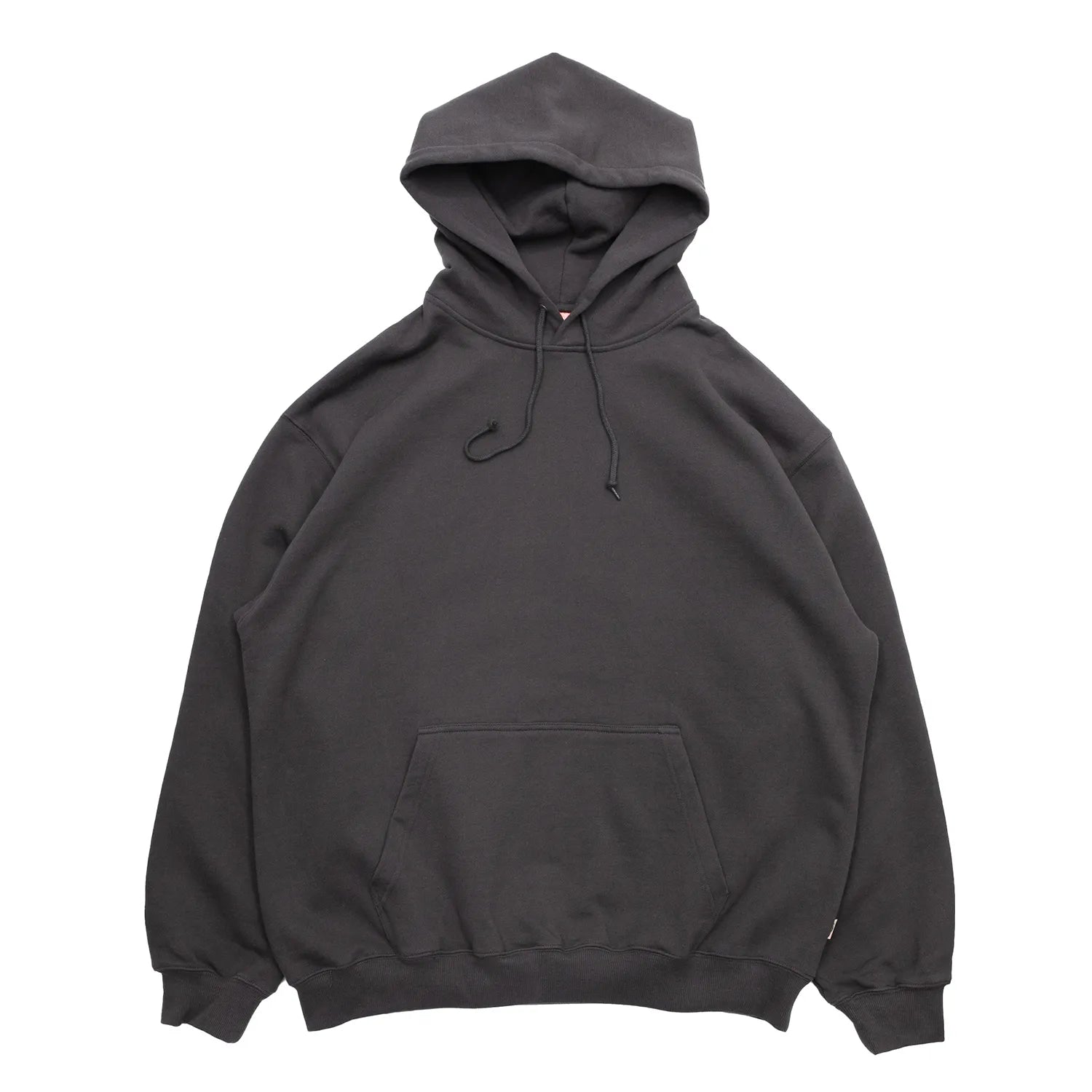 TRIBE WEAR(トライブウェア)の人気パーカー「BASIC HOODIE」の2026年の新色「CHACOAL GREY」の正面からの商品写真