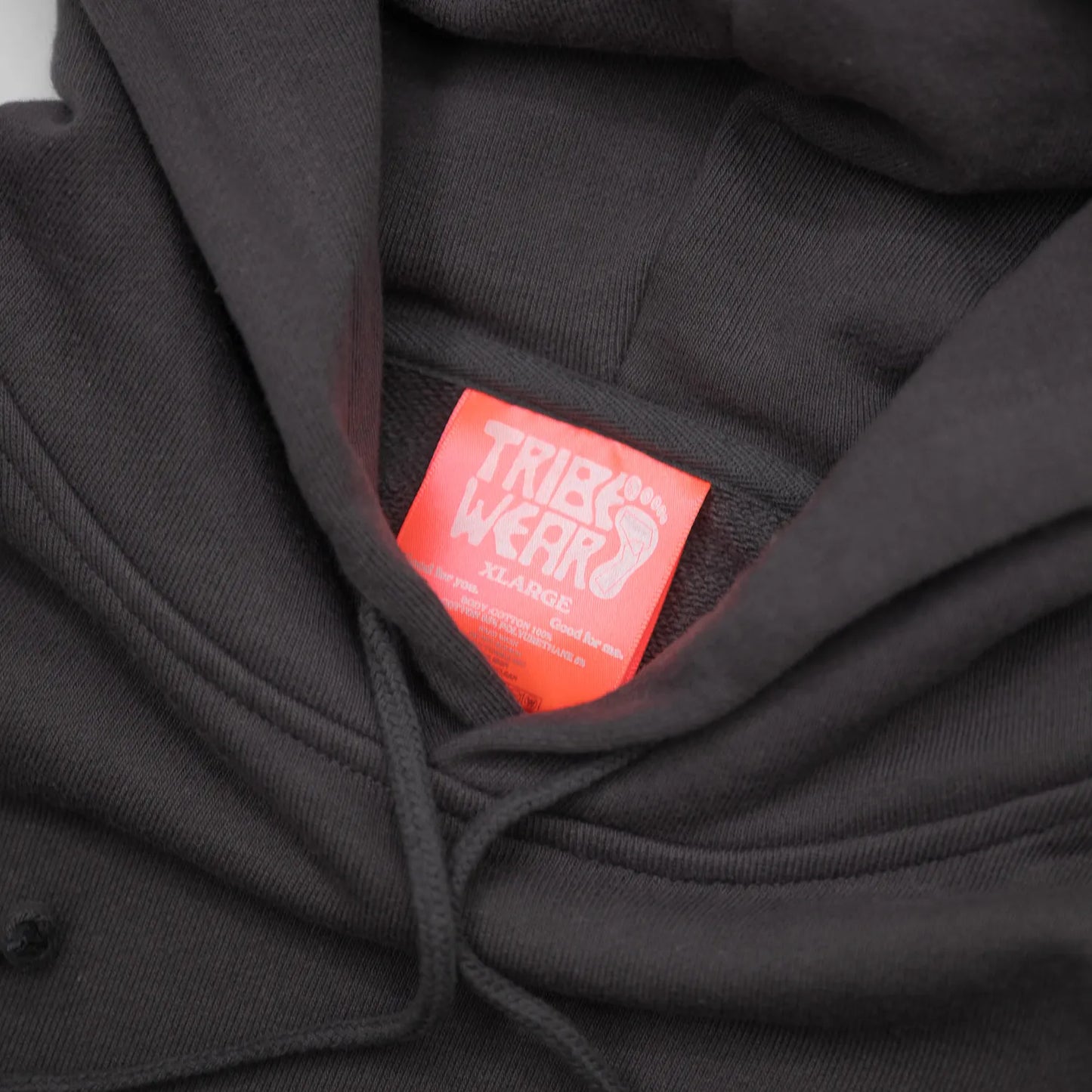 TRIBE WEAR(トライブウェア)の人気パーカー「BASIC HOODIE」の2026年の新色「CHACOAL GREY」の襟元の写真