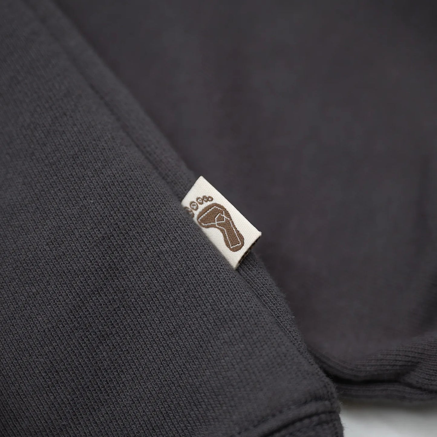 TRIBE WEAR(トライブウェア)の人気パーカー「BASIC HOODIE」の2026年の新色「CHACOAL GREY」のピスネームの写真