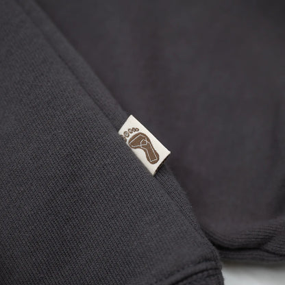 TRIBE WEAR(トライブウェア)の人気パーカー「BASIC HOODIE」の2026年の新色「CHACOAL GREY」のピスネームの写真