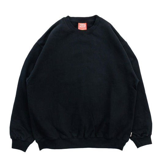 TRIBE WEAR(トライブウェア)の肉厚な生地感とファットなシルエットのクルーネックスエット「BASIC SWEAT CREWNECK」のBLACKカラーの正面からの商品写真