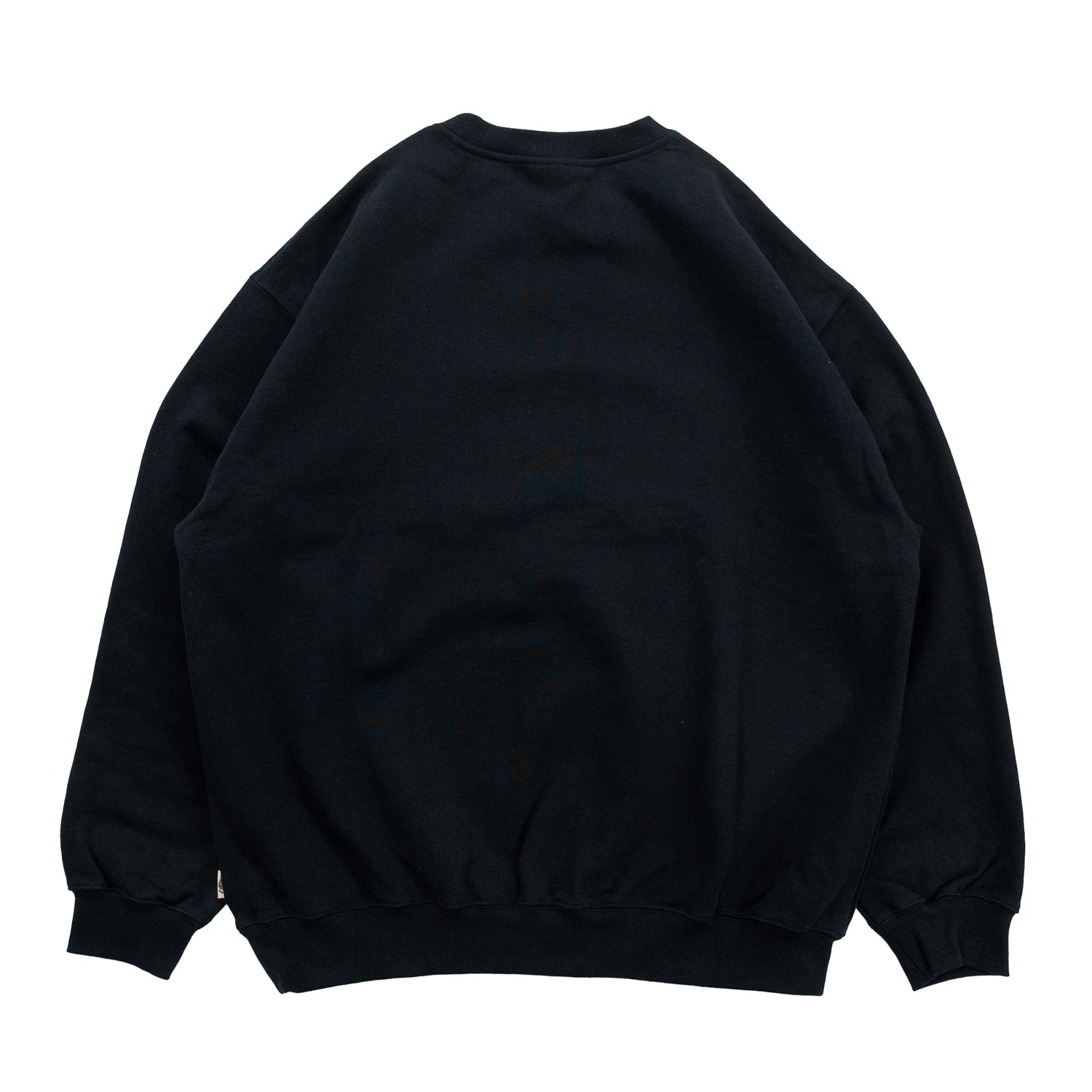 TRIBE WEAR(トライブウェア)の肉厚な生地感とファットなシルエットのクルーネックスエット「BASIC SWEAT CREWNECK」のBLACKカラーの背面からの商品写真