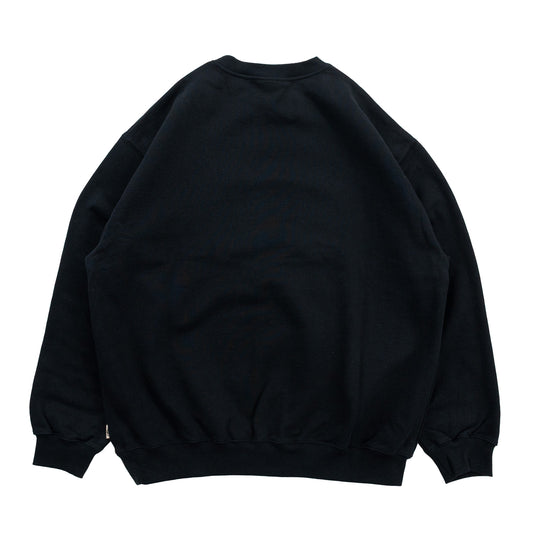 TRIBE WEAR(トライブウェア)の肉厚な生地感とファットなシルエットのクルーネックスエット「BASIC SWEAT CREWNECK」のBLACKカラーの背面からの商品写真