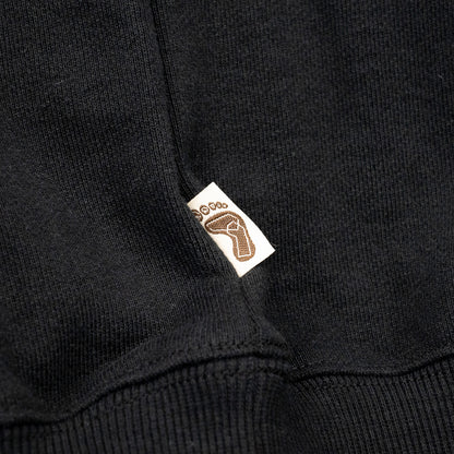 TRIBE WEAR(トライブウェア)の肉厚な生地感とファットなシルエットのクルーネックスエット「BASIC SWEAT CREWNECK」のBLACKカラーの左脇下のブランドタグの写真