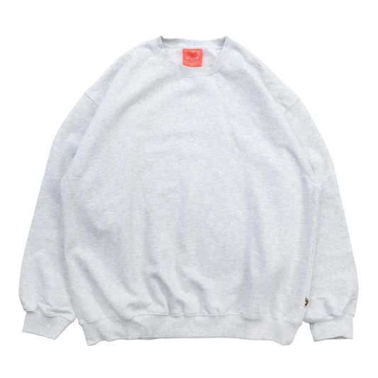 TRIBE WEAR(トライブウェア)の肉厚な生地感とファットなシルエットのクルーネックスエット「BASIC SWEAT CREWNECK」のGREYカラーの正面からの商品写真