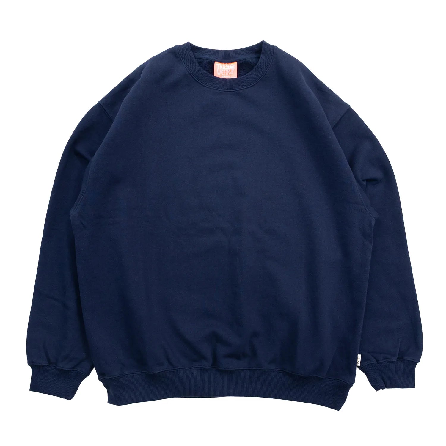 TRIBE WEAR(トライブウェア)の肉厚な生地感とファットなシルエットのクルーネックスエット「BASIC SWEAT CREWNECK」のNAVYカラーの正面からの商品写真