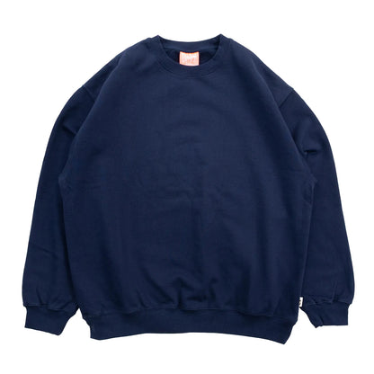 TRIBE WEAR(トライブウェア)の肉厚な生地感とファットなシルエットのクルーネックスエット「BASIC SWEAT CREWNECK」のNAVYカラーの正面からの商品写真