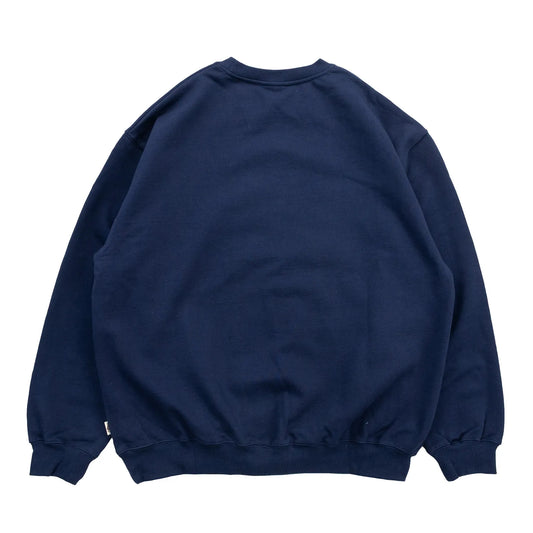 TRIBE WEAR(トライブウェア)の肉厚な生地感とファットなシルエットのクルーネックスエット「BASIC SWEAT CREWNECK」のNAVYカラーの背面からの商品写真