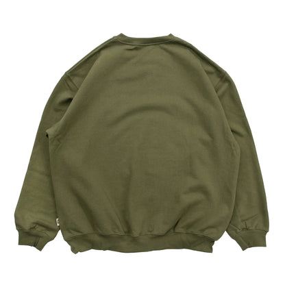 TRIBE WEAR(トライブウェア)の肉厚な生地感とファットなシルエットのクルーネックスエット「BASIC SWEAT CREWNECK」のOLIVEカラーの背面からの商品写真