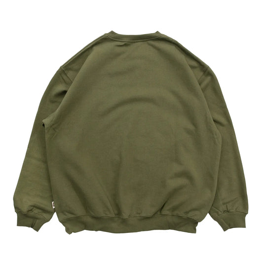 TRIBE WEAR(トライブウェア)の肉厚な生地感とファットなシルエットのクルーネックスエット「BASIC SWEAT CREWNECK」のOLIVEカラーの背面からの商品写真