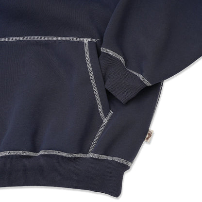 TRIBE WEAR(トライブウェア)のプレミアムな肉厚ヘビーオンスパーカー「NOT BASIC SWEAT HOODIE」のNAVYカラーのフロントポケットと袖リブの商品写真