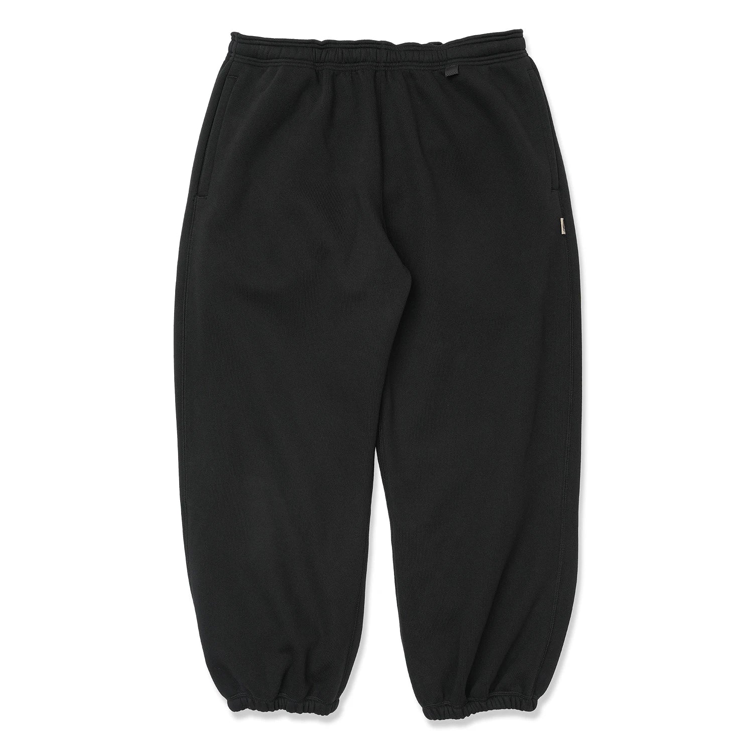 TRIBE WEAR(トライブウェア)のプレミアムな肉厚ヘビーオンスのスエットパンツ「NOT BASIC SWEAT PANTS」のBLACKカラーの正面からの商品写真