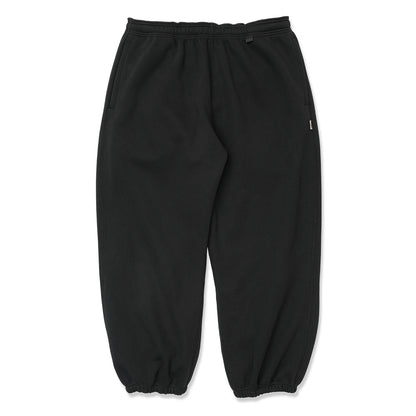 TRIBE WEAR(トライブウェア)のプレミアムな肉厚ヘビーオンスのスエットパンツ「NOT BASIC SWEAT PANTS」のBLACKカラーの正面からの商品写真