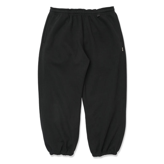 TRIBE WEAR(トライブウェア)のプレミアムな肉厚ヘビーオンスのスエットパンツ「NOT BASIC SWEAT PANTS」のBLACKカラーの正面からの商品写真