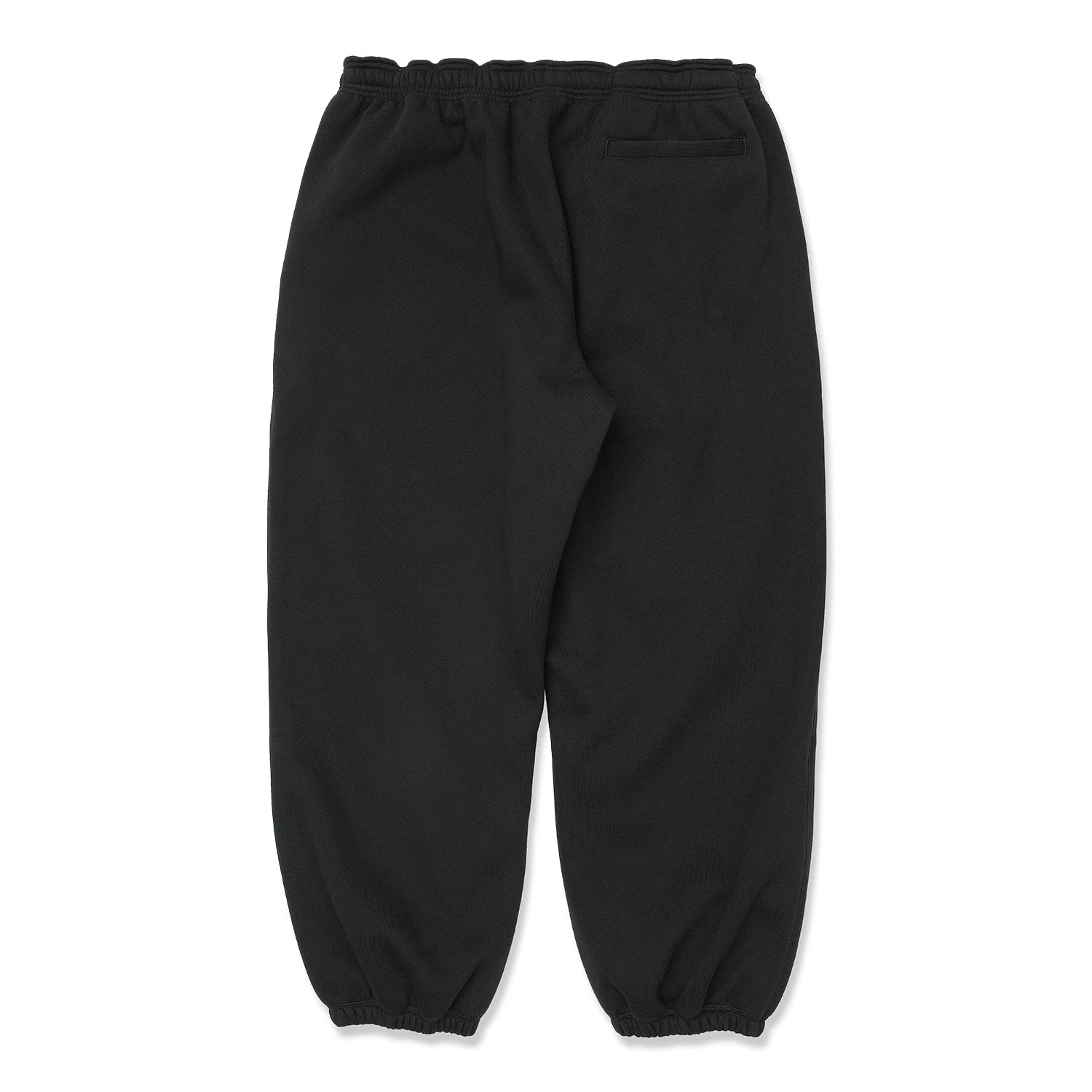 TRIBE WEAR(トライブウェア)のプレミアムな肉厚ヘビーオンスのスエットパンツ「NOT BASIC SWEAT PANTS」のBLACKカラーの背面からの商品写真