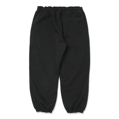 TRIBE WEAR(トライブウェア)のプレミアムな肉厚ヘビーオンスのスエットパンツ「NOT BASIC SWEAT PANTS」のBLACKカラーの背面からの商品写真