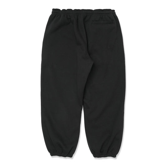 TRIBE WEAR(トライブウェア)のプレミアムな肉厚ヘビーオンスのスエットパンツ「NOT BASIC SWEAT PANTS」のBLACKカラーの背面からの商品写真