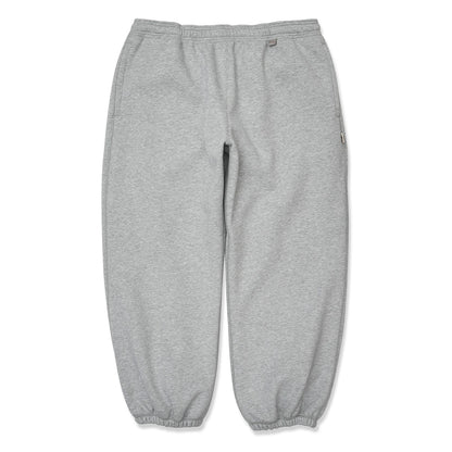 TRIBE WEAR(トライブウェア)のプレミアムな肉厚ヘビーオンスのスエットパンツ「NOT BASIC SWEAT PANTS」のGREYカラーの正面からの商品写真