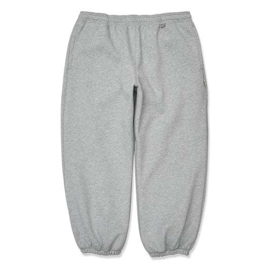 TRIBE WEAR(トライブウェア)のプレミアムな肉厚ヘビーオンスのスエットパンツ「NOT BASIC SWEAT PANTS」のGREYカラーの正面からの商品写真