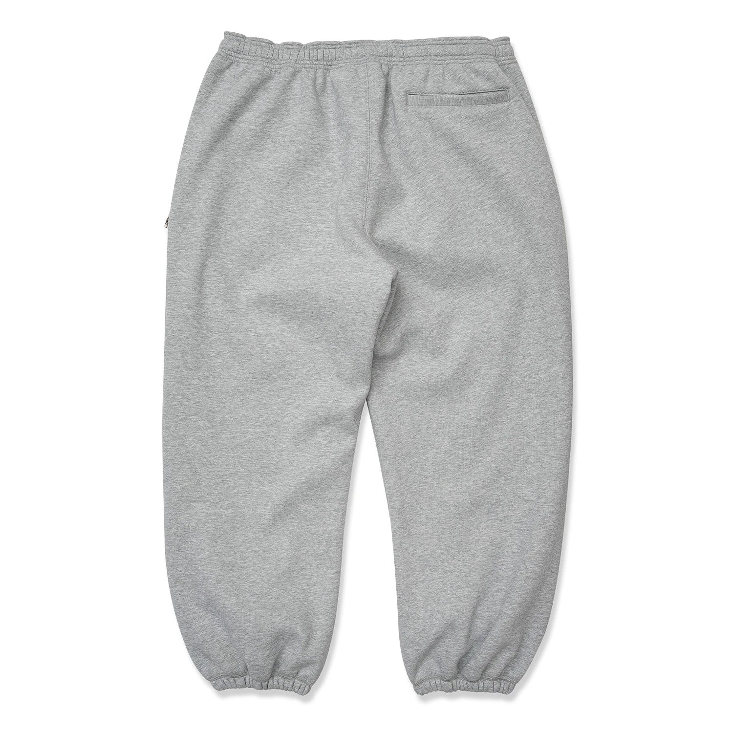 TRIBE WEAR(トライブウェア)のプレミアムな肉厚ヘビーオンスのスエットパンツ「NOT BASIC SWEAT PANTS」のGREYカラーの背面からの商品写真