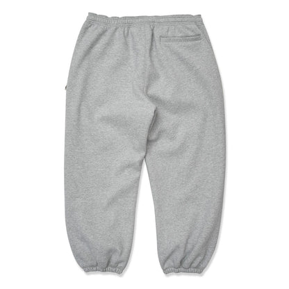 TRIBE WEAR(トライブウェア)のプレミアムな肉厚ヘビーオンスのスエットパンツ「NOT BASIC SWEAT PANTS」のGREYカラーの背面からの商品写真