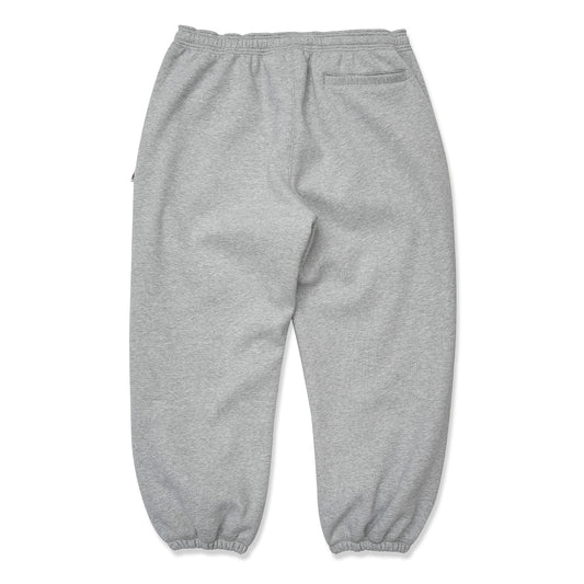 TRIBE WEAR(トライブウェア)のプレミアムな肉厚ヘビーオンスのスエットパンツ「NOT BASIC SWEAT PANTS」のGREYカラーの背面からの商品写真