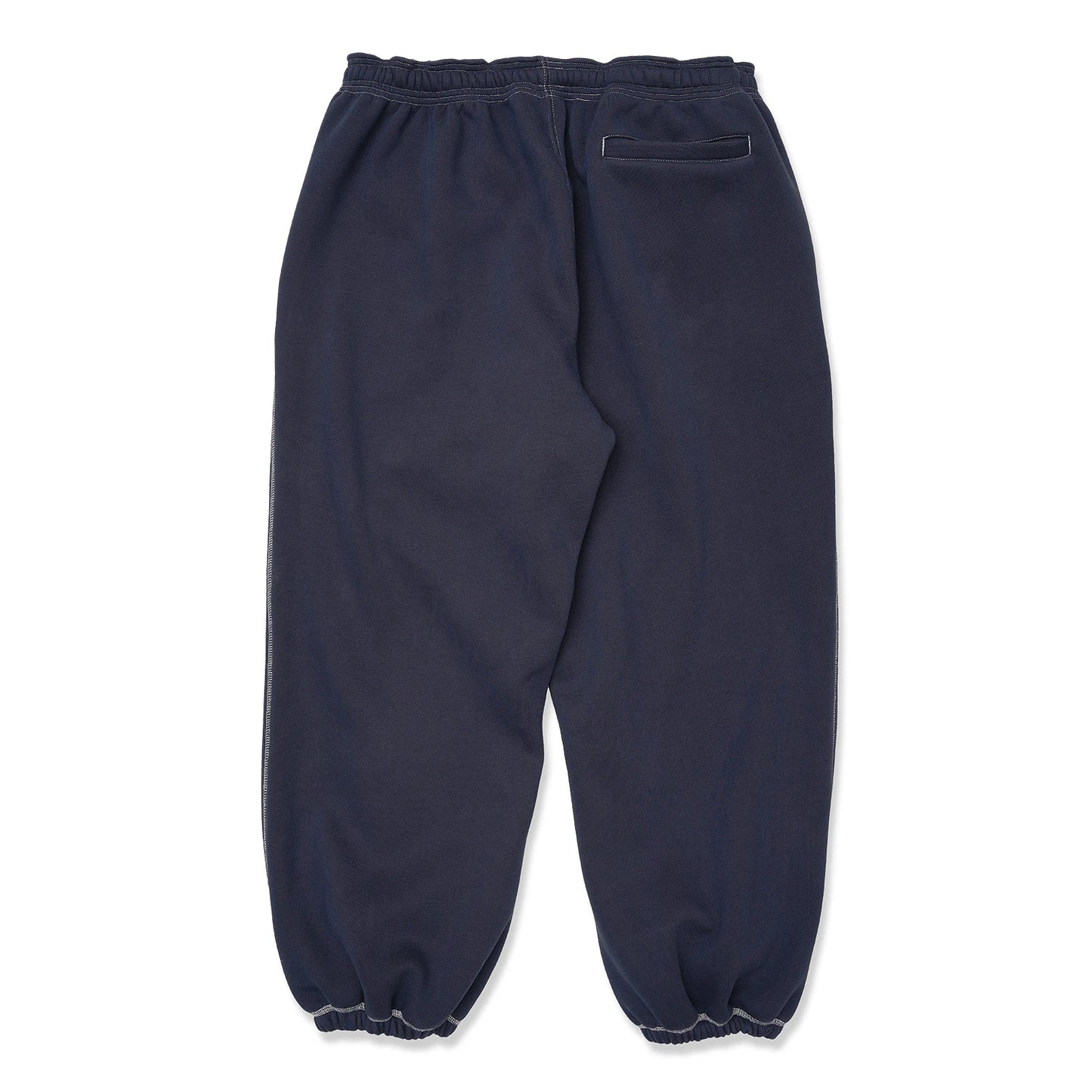 TRIBE WEAR(トライブウェア)のプレミアムな肉厚ヘビーオンスのスエットパンツ「NOT BASIC SWEAT PANTS」のNAVYカラーの背面からの商品写真