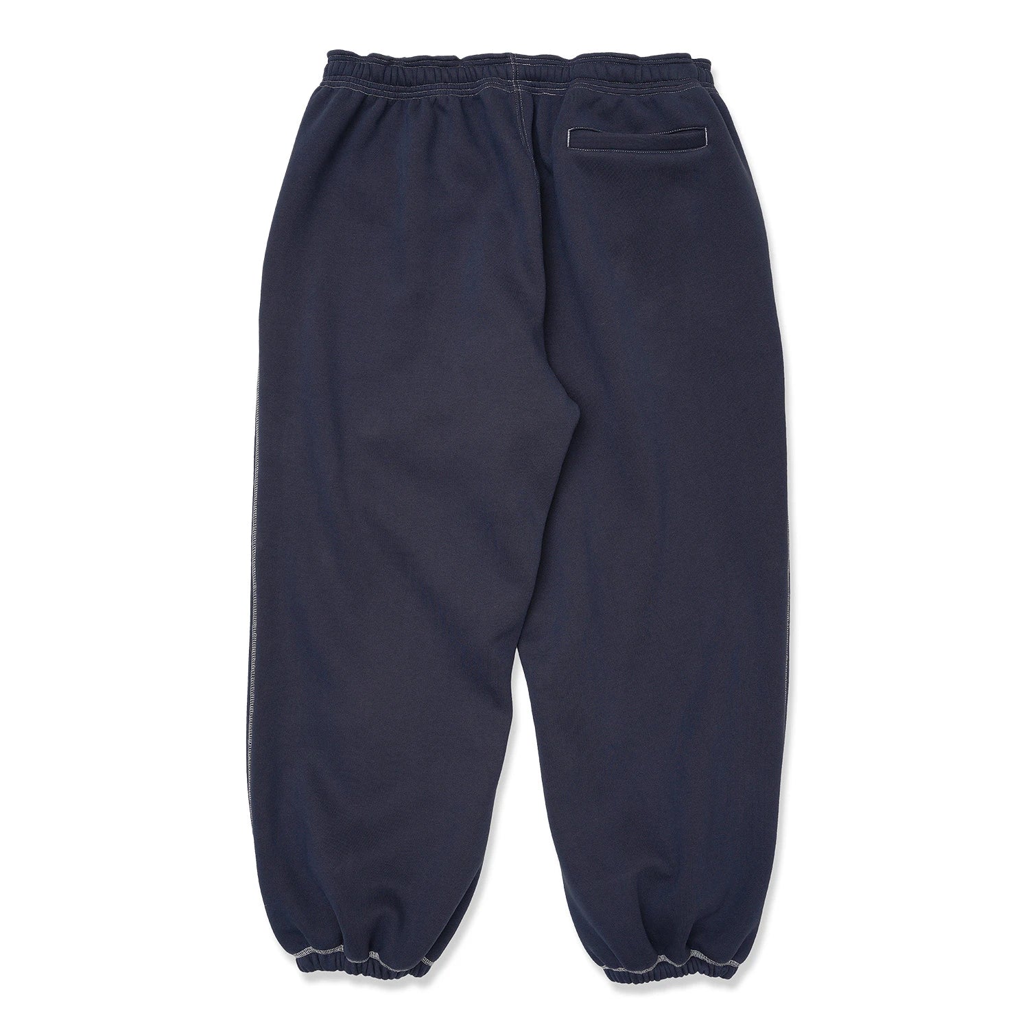 TRIBE WEAR(トライブウェア)のプレミアムな肉厚ヘビーオンスのスエットパンツ「NOT BASIC SWEAT PANTS」のNAVYカラーの背面からの商品写真