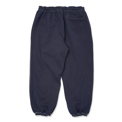 TRIBE WEAR(トライブウェア)のプレミアムな肉厚ヘビーオンスのスエットパンツ「NOT BASIC SWEAT PANTS」のNAVYカラーの背面からの商品写真
