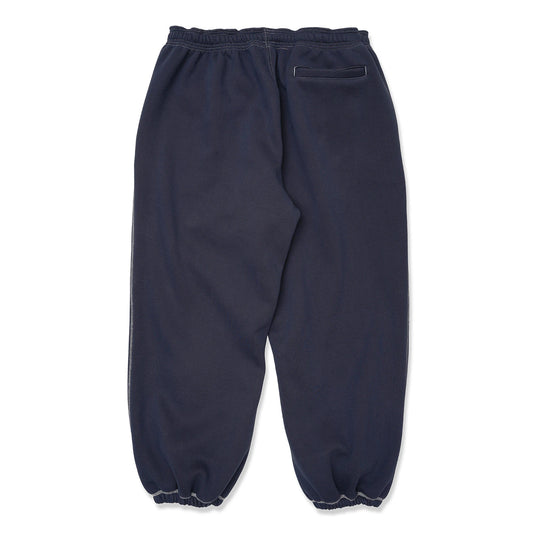 TRIBE WEAR(トライブウェア)のプレミアムな肉厚ヘビーオンスのスエットパンツ「NOT BASIC SWEAT PANTS」のNAVYカラーの背面からの商品写真