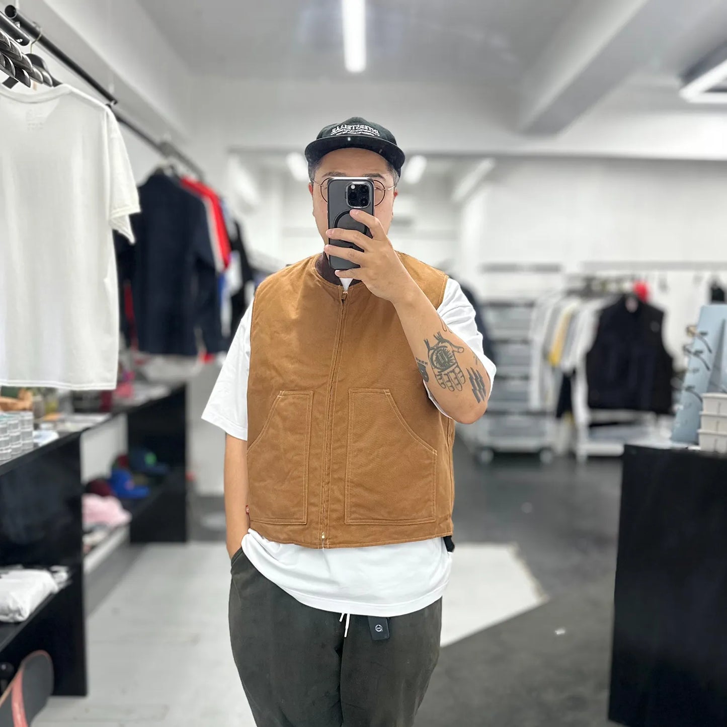 東洋エンタープライズによるTUF-NUT(タフナット)の12.5ozのコットンダック生地を使用した「COTTON DUCK WORK VEST」のCAMELカラーをTシャツの上に着た着用写真