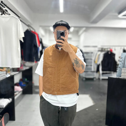 東洋エンタープライズによるTUF-NUT(タフナット)の12.5ozのコットンダック生地を使用した「COTTON DUCK WORK VEST」のCAMELカラーをTシャツの上に着た着用写真