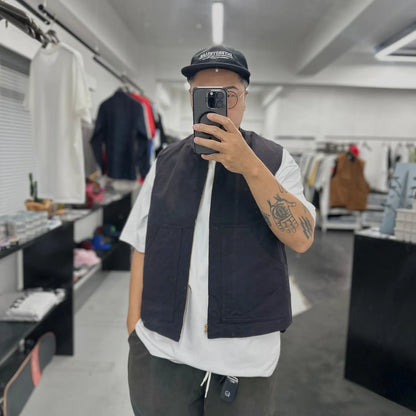 東洋エンタープライズによるTUF-NUT(タフナット)の12.5ozのコットンダック生地を使用した「COTTON DUCK WORK VEST」のBLACKカラーをTシャツの上に着た着用写真