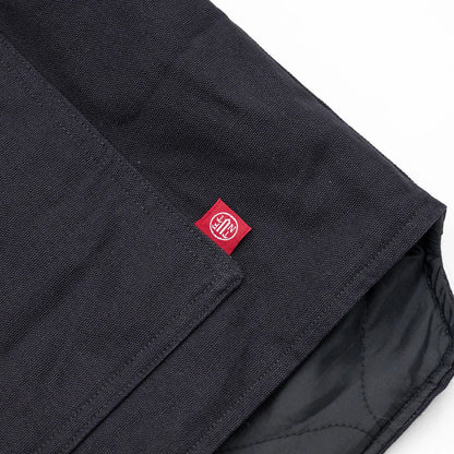 東洋エンタープライズによるTUF-NUT(タフナット)の12.5ozのコットンダック生地を使用した「COTTON DUCK WORK VEST」のBLACKカラーのフロント左ポケット脇のピスネームの写真