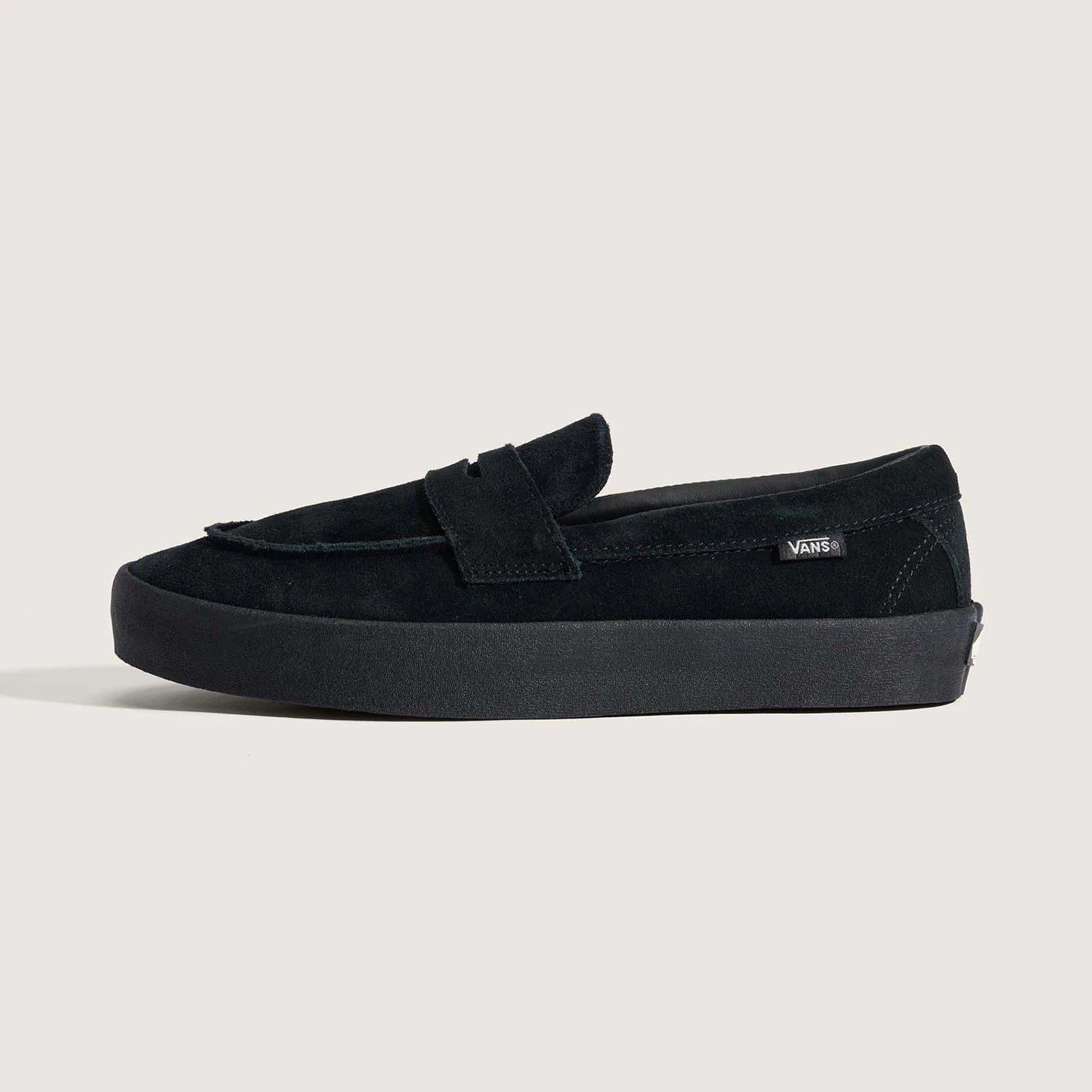 VANSのローファータイプのスケートボードシューズ「SKATE LOAFER」のBLACKカラーの左足外側の商品写真