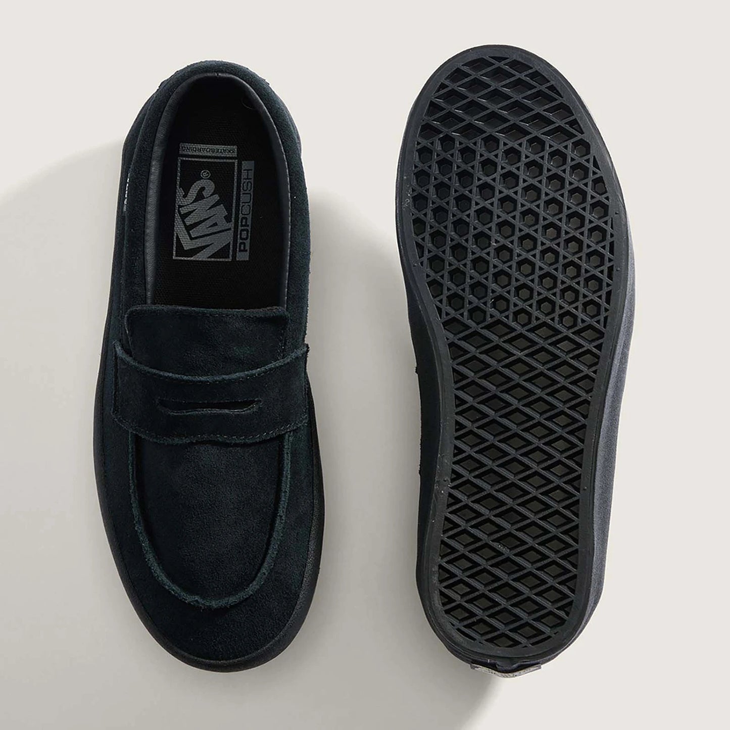 VANSのローファータイプのスケートボードシューズ「SKATE LOAFER」のBLACKカラーの上面からとアウトソールの商品写真