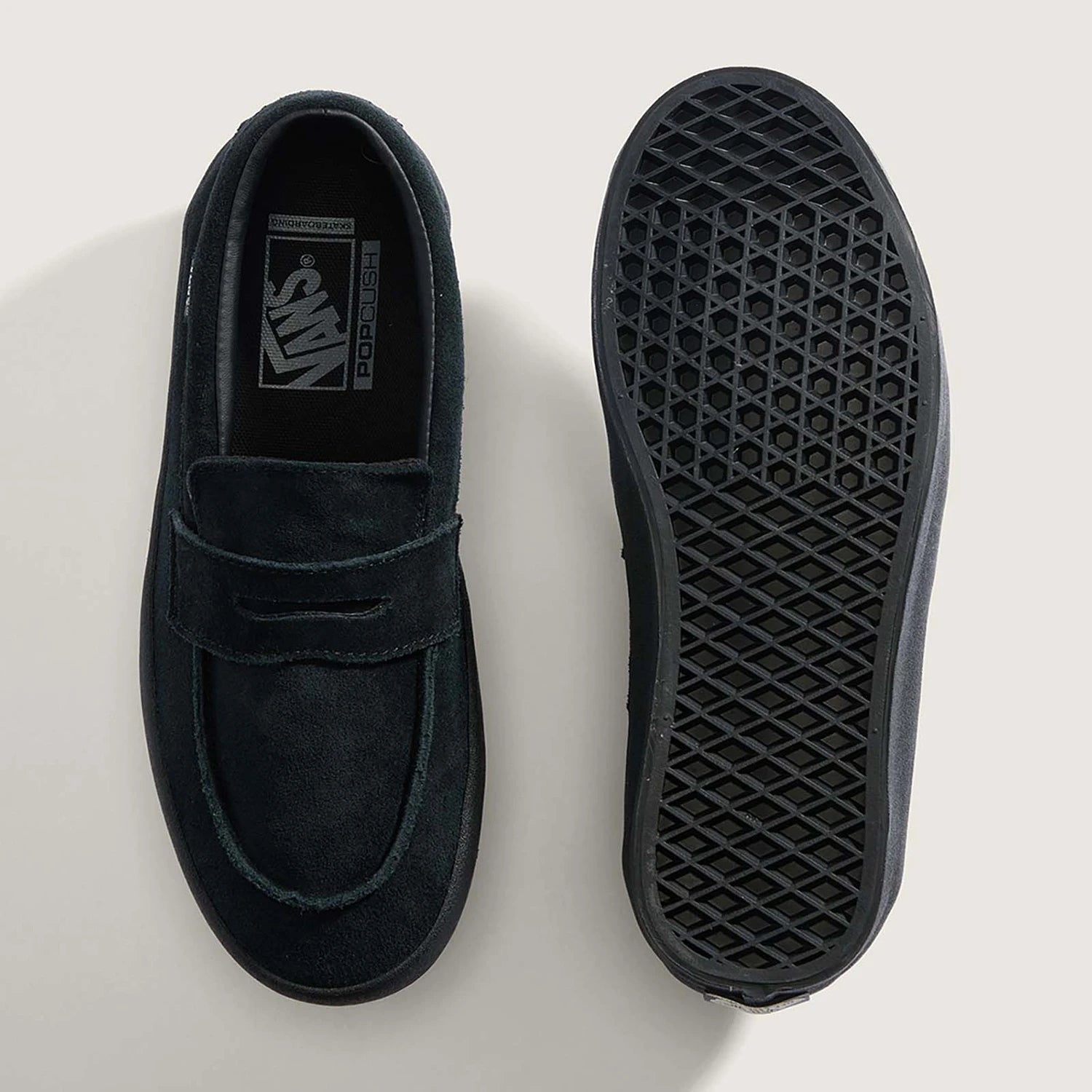 VANSのローファータイプのスケートボードシューズ「SKATE LOAFER」のBLACKカラーの上面からとアウトソールの商品写真